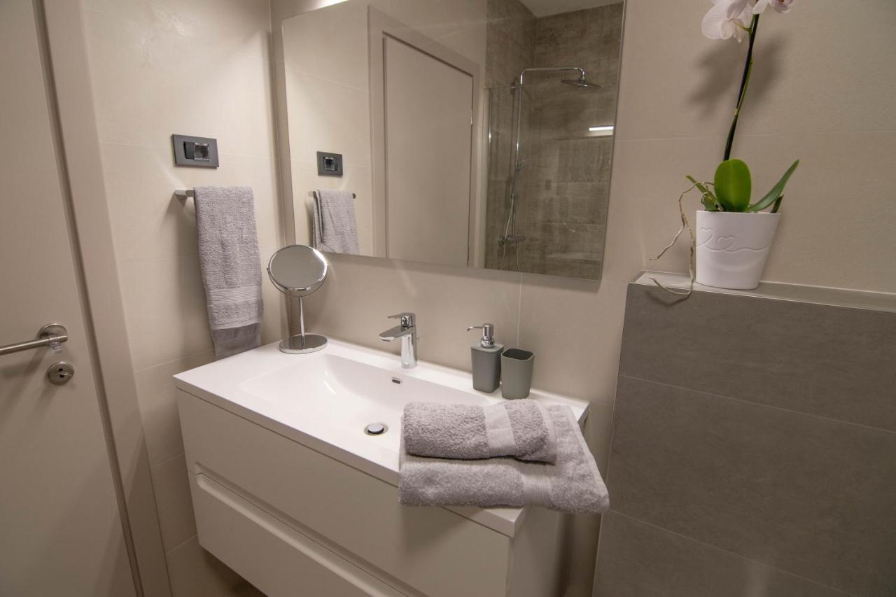 Luxury Apartment Faro With Sea View And Swimming Pool Premantura Buitenkant foto